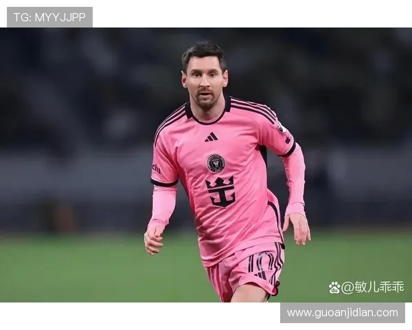 老足球明星重返赛场拍广告展现风采引发球迷热议与怀旧情怀