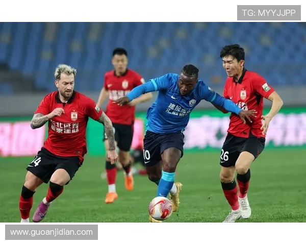 足球明星双手指天庆祝胜利展现激情与梦想的瞬间